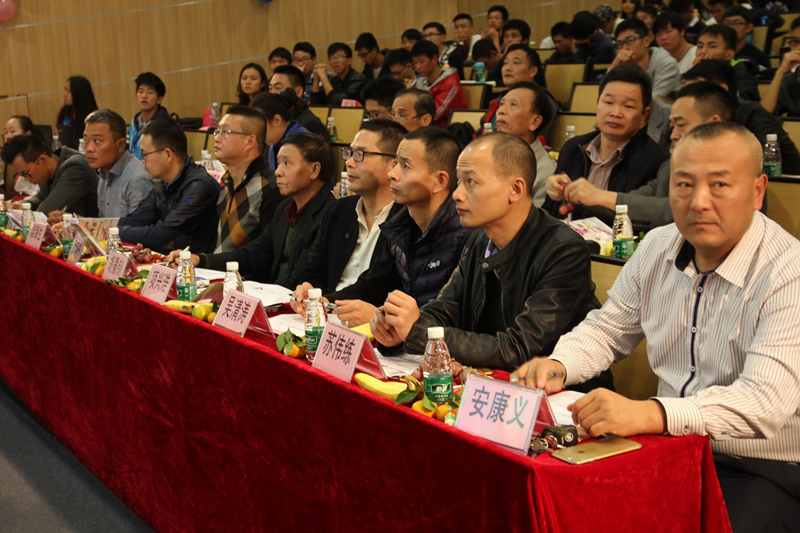 顺职院第十三届“<a href='/' class='keys' title='点击查看万博manbetx官网网站的相关信息' target='_blank'>塔萨尼</a>杯”艺术涂装大赛决赛专家评委_副本.jpg 顺职院第十三届“塔萨尼杯”艺术涂装大赛决赛专家评委_副本.jpg