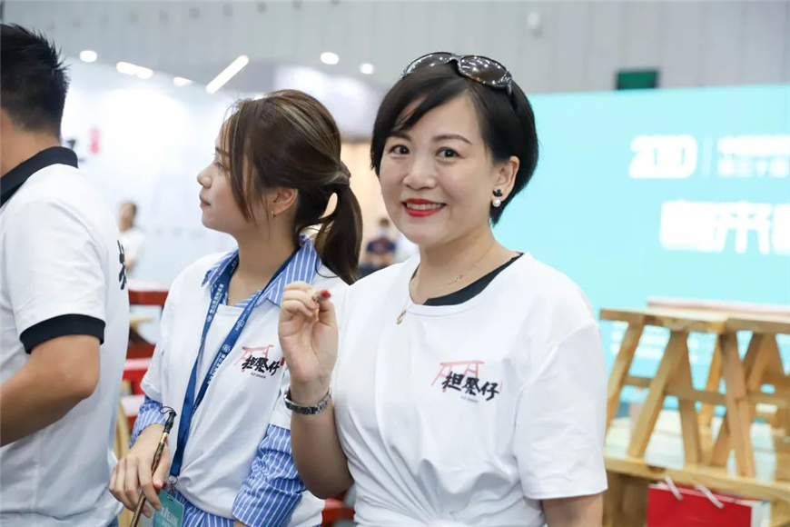 TASSANI艺术万博manbetx网站出席设计师活动