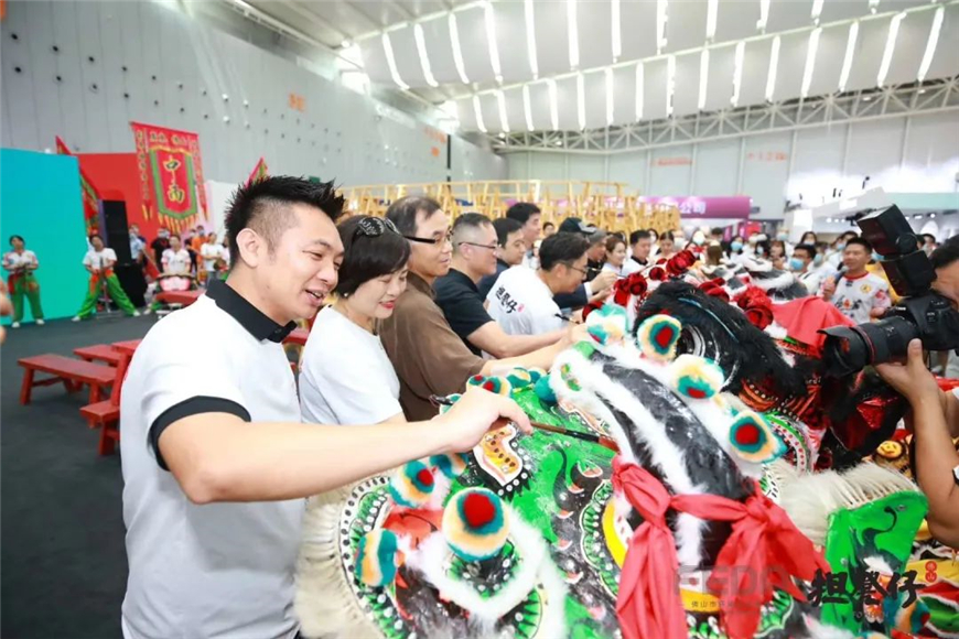 TASSANI艺术万博manbetx网站出席设计师活动