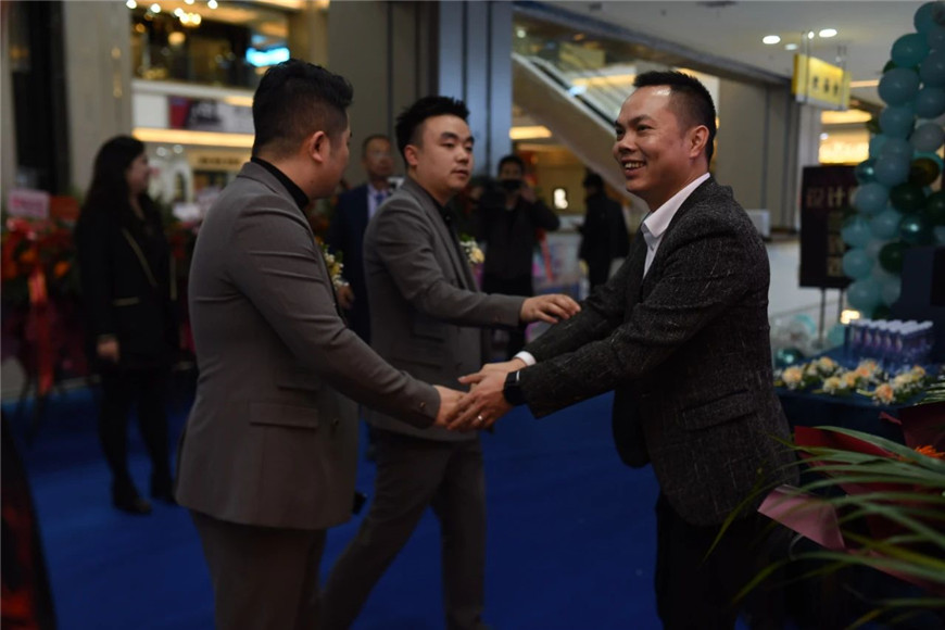 塔萨尼艺术万博manbetx网站凯里旗舰店现场活动