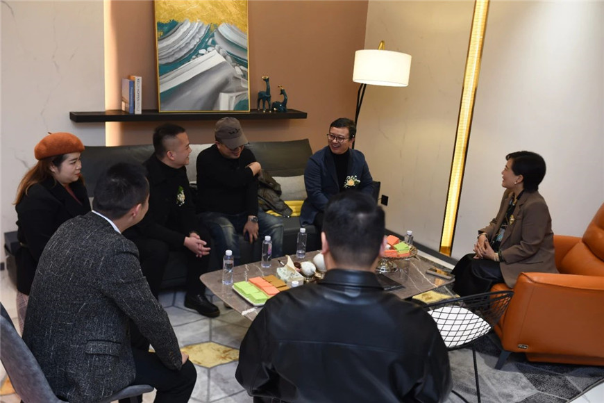 塔萨尼艺术万博manbetx网站凯里旗舰店现场活动