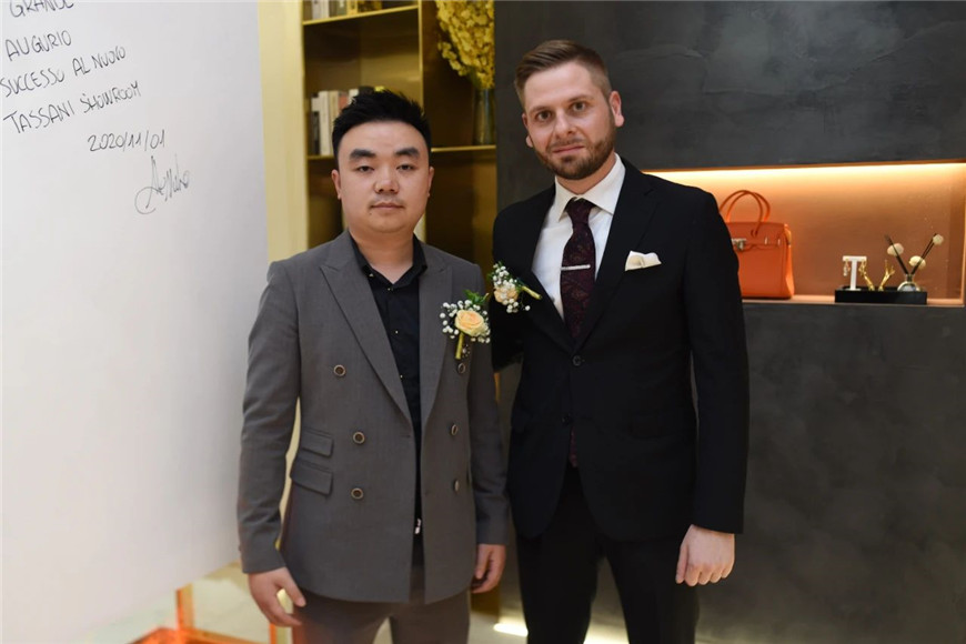 塔萨尼艺术万博manbetx网站凯里旗舰店现场活动